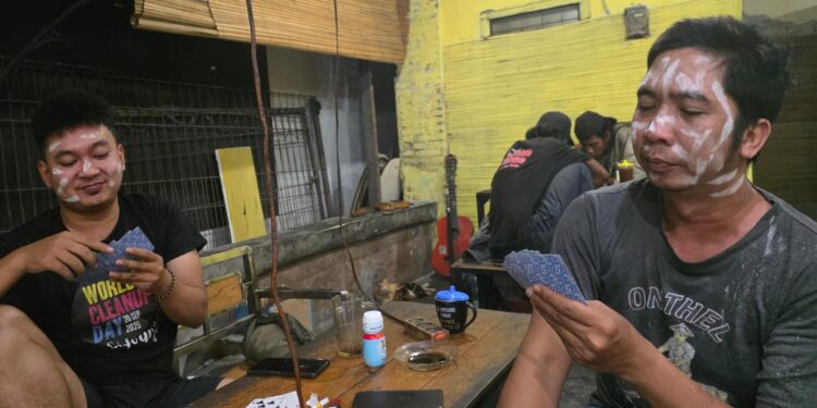 Lomba Remi Warjok 2 Meriahkan HUT RI, Wajah Peserta Penuh Coretan Bedak